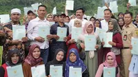 Menteri ATR/Kepala BPN, Hadi Tjahjanto menyerahkan sertipikat tanah kepada masyarakat Desa Gunung Bunder 2, Kecamatan Pamijahan, Kabupaten Bogor, Provinsi Jawa Barat, Senin (12/04/2024). (Foto: Istimewa)