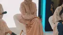 Paula Verhoeven memadukan outfit bernuansa serba cokelat yang bisa jadi inspirasi hadir ke kajian. Di sini, Paula tampil mengenakan gamis cokelat ditumpuknya dengan outer transparan, dan hijab cokelat polos yang serasi. [Foto: Instagram/paula_verhoeven]