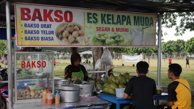 Kombinasi 2 Usaha di Rumah Dekat Lapangan Desa (AI)