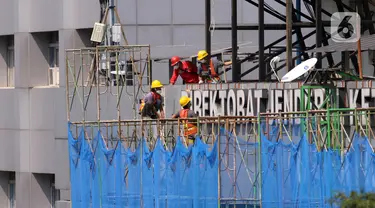 Pekerja melakukan perawatan gedung bertingkat di Jakarta, Rabu (28/7/2021). Menteri Koordinator Bidang Perekonomian Airlangga Hartarto mengungkapkan selain pekerja di wilayah PPKM Level 4, subsidi upah juga akan diberikan kepada pekerja di wilayah PPKM Level 3. (Liputan6.com/Angga Yuniar)