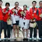 Dua atlet bowling Indonesia, Tannya Roumimper dan Sharon Adelina (tengah), mendapat medali emas pada nomor ganda putri SEA Games 2017, Senin (21/8/2017). (Twitter/KL2017)