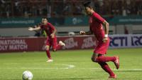 Striker Timnas Indonesia, Dedik Setiawan, mengontrol bola saat melawan Mauritius pada laga uji coba di Stadion Wibawa Mukti, Jawa Barat, Selasa (11/9/2018). Indonesia menang 1-0 atas Mauritius. (Bola.com/Vitalis Trisna)