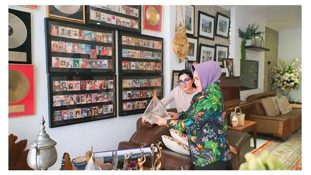 5 Potret Ashanty Kunjungi Rumah Hetty Koes Endang, Ruang Artistik Penuh Penghargaan