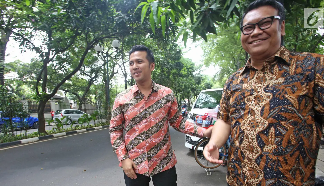 Bupati Trenggalek, Jawa Timur, Emil Elestianto Dardak tiba di kediaman Megawati, Menteng, Jakarta, Sabtu (14/10). PDI Perjuangan akan mengumumkan paslon Gubernur dan Wagub provinsi Jawa Timur 15 Oktober 2017. (Liputan6.com/Herman Zakharia)