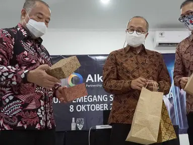 (ki-ka) Komisaris Utama PT Alkindo Naratama (ALDO) Tbk Lili Mulyanti Sutanto, Direktur Utama Herwanto Sutanto dan Direktur Kuswara berbincang usai RUPSLB di Bandung Jawa Barat, Jumat (8/10/2021). (Liputan6.com/HO/Aldo)