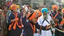 Seorang prajurit Sikh menampilkan keterampilan bela diri tradisional selama prosesi keagamaan menjelang ulang tahun kelahiran Guru Gobind Singh di Jammu, India (2/1). (AP Photo / Channi Anand