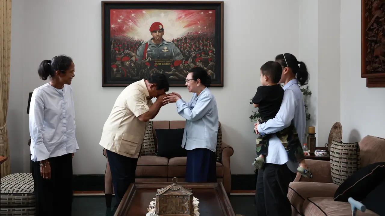 Calon presiden nomor urut 2, Prabowo Subianto, mengunjungi Siti Hardjanti, istri almarhum Jenderal TNI (Purn) Wismoyo Arismunandar di kediamannya di Bambu Apus, Cipayung, Jakarta Timur, Kamis (15/2/2024). (Merdeka.com/Muhammad Genantan Saputra)