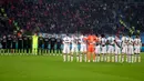 Para pemain mengheningkan cipta untuk korban gempa Turki dan Suriah sebelum dimulainya pertandingan sepak bola leg pertama playoff Liga Konferensi Eropa antara Trabzonspor dan Basel di Stadion Senol Gunes, Trabzon, Turki, 16 Februari 2023. (AP Photo)