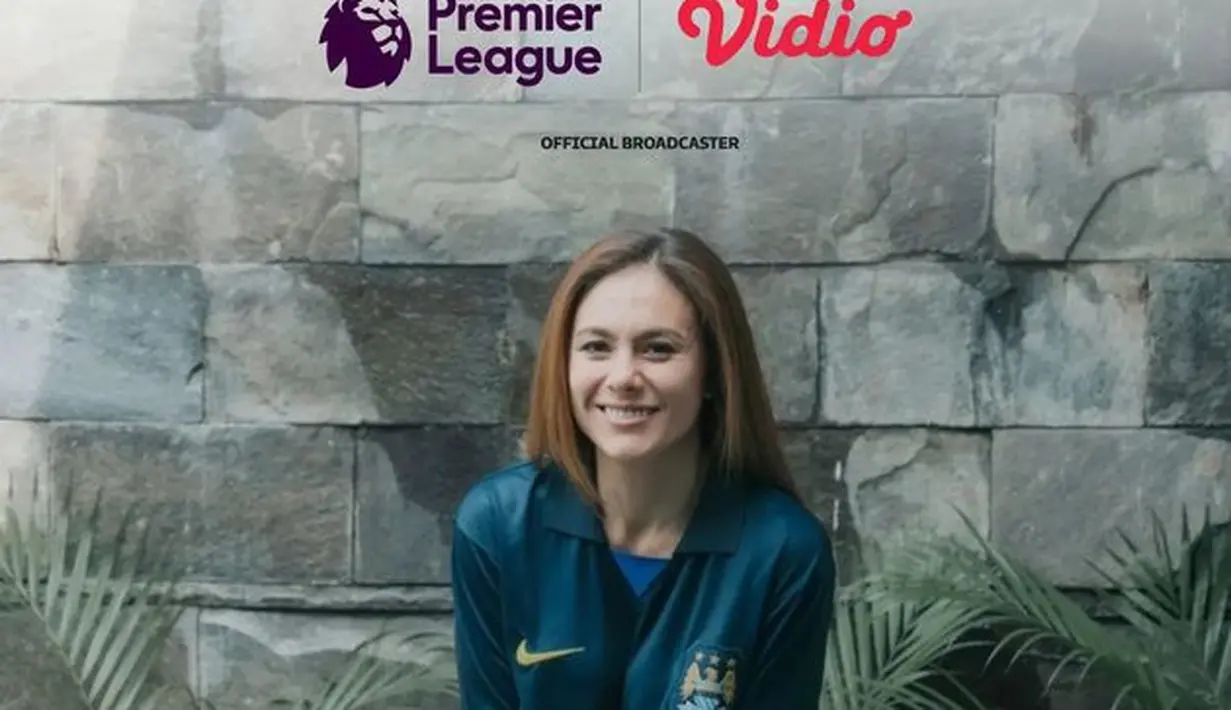 Wulan Guritno juga terlihat kenakan Jersey baru dari Manchester City. Ia terlihat memesona kenakan seragam tim sepak bola favoritnya. (Foto: Wulan Guritno/ Instagram(