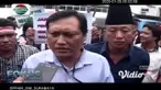 Puluhan warga yang mengatasnamakan dirinya Laskar Suramadu Jawara meluruk Mapolrestabes Surabaya, Senin (27/1/2020). Dalam aksi damai itu, mereka meminta polisi menangkap penghina Wali Kota Surabaya Tri Rismaharini atau Risma.