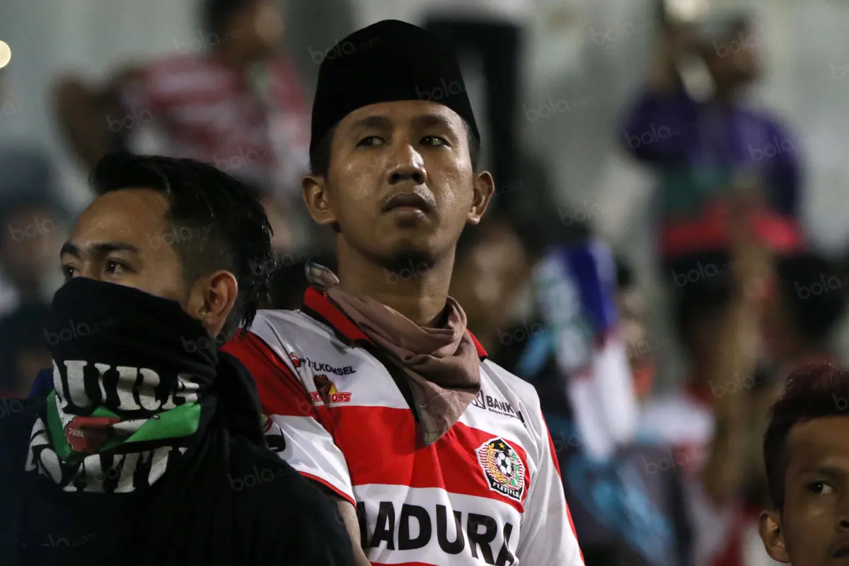 Ketika Peci dan Sarung jadi Pilihan K-Conk Mania saat Beraksi di Pinggir Lapangan