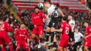 Pemain Derby County James Collins (tengah kanan) menyundul bola melewati pemain Liverpool Joe Gomez (tengah kiri) pada pertandingan sepak bola Piala Liga Inggris atau Carabao Cup di Stadion Anfield, Liverpool, Inggris, 9 November 2022. Liverpool  menyingkirkan Derby County lewat adu penalti dengan skor 3-2. (AP Photo/Jon Super)