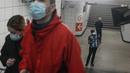 Seorang pria yang mengenakan masker melihat ke papan informasi di stasiun kereta api di Paris, Prancis, Kamis (30/6/2022). Dengan turis memadati Paris dan kota-kota lain, pemerintah Prancis merekomendasikan untuk kembali mengenakan masker di transportasi umum dan area ramai tetapi tidak memberlakukan aturan baru. (AP Photo/Michel Euler)