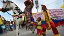 Pendukung Kolombia tiba di stadion menggunakan kuda untuk menyaksikan pertandingan kualifikasi Piala Dunia 2018 antara Kolombia dan Brasil di Barranquilla, Kolombia, (5/09). (AFP PHOTO/Raul ARBOLEDA)