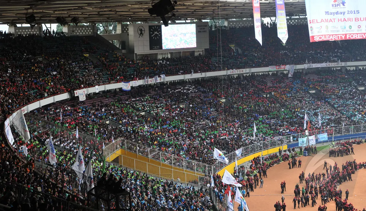 Stadion Gelora Bung Karno disesaki ribuan buruh saat perayaan hari buruh sedunia (May Day), Jakarta, Jumat (1/5/2015). Mereka menuntut melawan kebijakan upah murah dan kenaikan upah setiap lima tahun sekali. (Liputan6.com/Herman Zakharia)