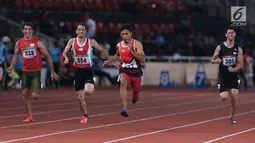 Atlet para-atletik Indonesia, Sapto Yogo Purnomo (ketiga kiri) saat laga lari nomor 100 meter T37 pria yang  digelar di Stadion GBK, Jakarta, Selasa (9/10). Ini menjadi medali emas kedua Sapto di Asian Para Games 2018. (Liputan6.com/Helmi Fithriansyah)