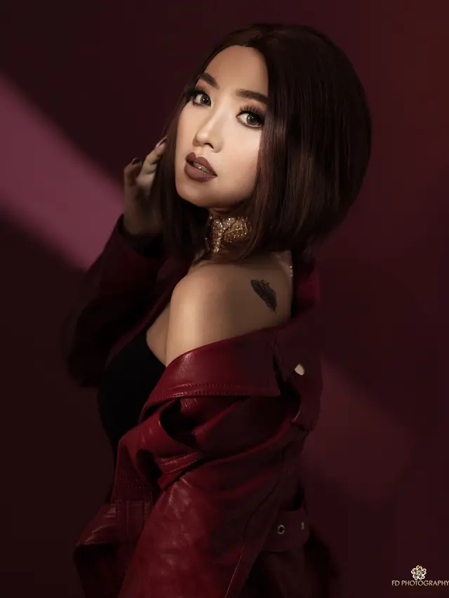 5 Gaya Pemotretan Natasha Wilona Bertema 'Mysti Red', Bikin Pangling