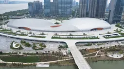 Foto udara pada 1 April 2022 menunjukkan Gymnasium Pusat Olahraga Olimpiade Hangzhou, tempat Asian Games ke-19, di Hangzhou di provinsi Zhejiang timur China. Asian Games ke-19 Hangzhou 2022 rencananya digelar pada 10-25 September 2022. (STR / AFP)