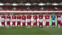 Para pemain Timnas Indonesia berbaris sebelum dimulainya laga leg pertama babak semifinal Piala AFF 2022 menghadapi Vietnam di Stadion Utama Gelora Bung Karno (SUGBK), Jumat (6/1/2023) sore WIB. (Bola.com/Bagaskara Lazuardi)