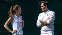 Princess of Wales, Kate Middleton (kiri), berbincang dengan petenis, Roger Federer, dalam sebuah pertandingan ekshibisi jelang Turnamen Tenis Grand Slam Wimbledon 2023 di The All England Tennis Club in Wimbledon, Sabtu (24/6/2023). (AFP/AELTC/Thomas Lovelock)