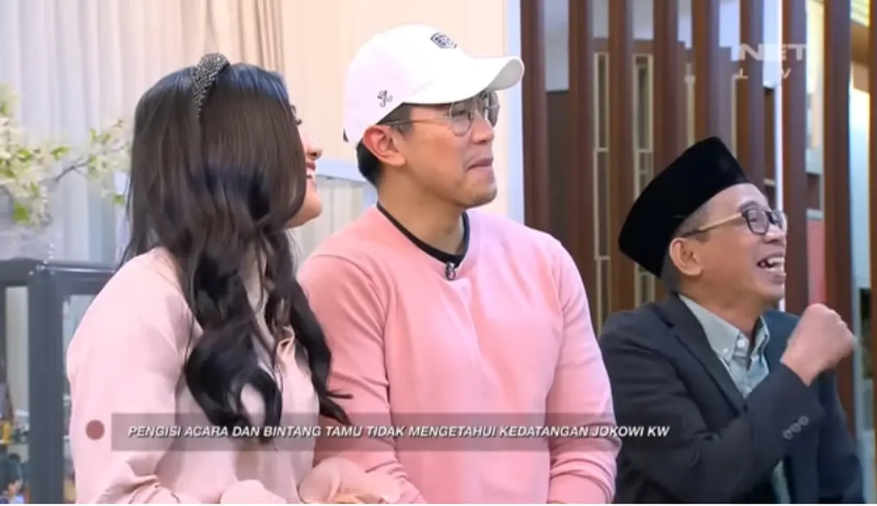 Kaesang, dan Erina tampak tak kuasa menahan tawa saat Jokowi KW berbicara. Suara pria tersebut juga hampir sama dengan suara Presiden Jokowi. [Youtube/Ini Talk Show]