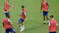 Penyerang Chelsea, Alvaro Morata (tengah) mengikuti sesi latihan bersama rekan-rekan barunya di Singapura, Senin (24/7/2017). Chelsea akan bersua Bayern Munchen pada laga International Champions Cup (ICC) 2017, malam ini WIB.  (AFP/Roslan Rahman)