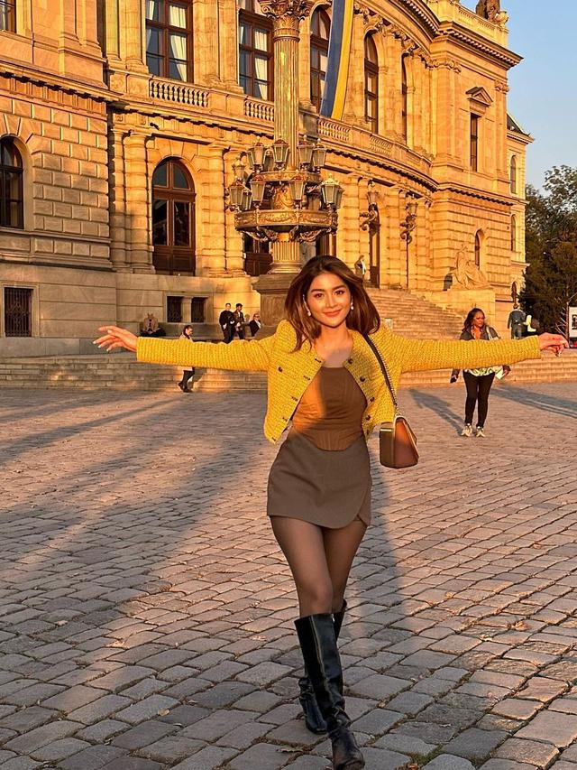 Dari Paris Hingga Praha, Ini 7 Potret Liburan Debi Sagita ke Eropa Bersama Kekasih