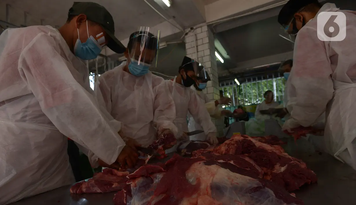 Panitia memakai masker saat memotong daging kurban di RPH Masjid Istiqlal, Jakarta, Sabtu (1/8/2020). Pemotongan hewan kurban yang terdiri dari 20 ekor sapi dan 15 ekor kambing dilakukan dengan menggunakan protokol kesehatan untuk mengantisipasi penyebaran Covid-19. (merdeka.com/Imam Buhori)