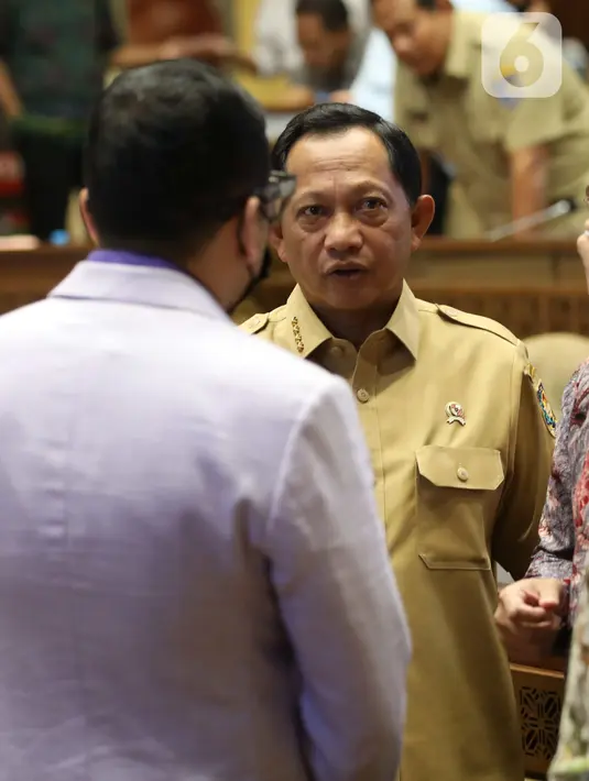 Mendagri Tito Karnavian berbincang dengan Ketua Komisi II Ahmad Doli Kurnia di Kompleks Parlemen MPR/DPR-DPD, Senayan, Jakarta, Selasa (21/6/2022). Rapat membahas Pembentukan Provinsi Papua Selatan, Pembentukan Provinsi Papua Tengah, Pembentukan Provinsi Papua Pegunungan Tengah. (Liputan6.com/Angga Yuniar)