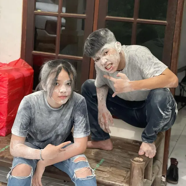 Syuting Film Bareng, Ini 6 Potret Kedekatan Dimas Ahmad dan Anneth Delliecia