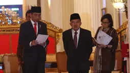 Presiden Jokowi bersama Wapres Jusuf Kalla dan Menkeu Sri Mulyani bersiap memberi keterangan terkait THR di Jakarta, Rabu (23/5). Jokowi sudah menandatangani Perpres soal Tunjangan Hari Raya (THR). (Liputan6.com/Angga Yuniar)