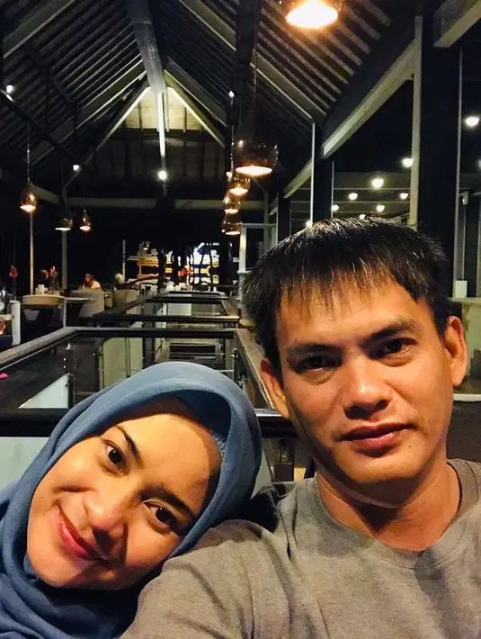 Ikke tampak  begitu bahagia menjalani kehidupan rumah tangga dengan Karlie. Sekedar informasi, sebelumnya Ikke pernah menikah dengan Aldi Bragi dan dikaruniai seorang anak perempuan. Namun, pernikahannya yang dibangun sejak tahun 1998 itu berakhir pada tahun 2007 lalu. [Instagram/ikkenurjanah0518]
