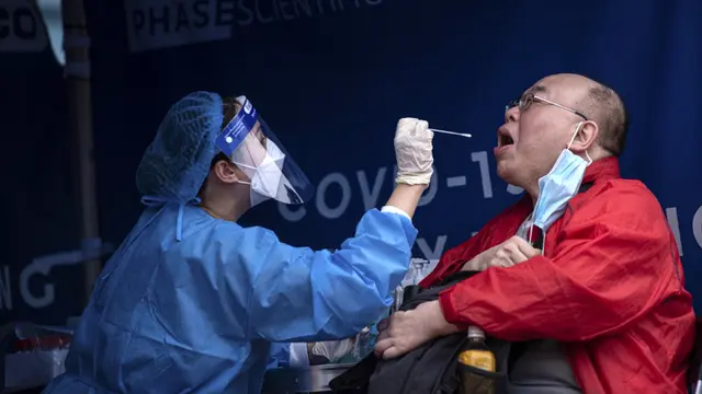 FOTO: Kasus Meningkat, Hong Kong Tingkatkan Kapasitas Pengujian COVID-19