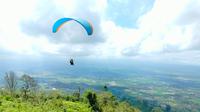 Paralayang di Gunung Menyan Banyuwangi. (Hermawan/Liputan6.com)