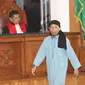 Terdakwa terorisme, Aman Abdurrahman menuju kursi pesakitan pada sidang pembacaan vonis di PN Jakarta Selatan, Jumat (22/6). Sesuai kesepakatan dengan KPI, persidangan tidak boleh disiarkan secara langsung di stasiun TV. (Liputan6.com/Angga Yuniar)