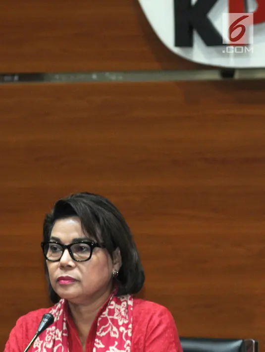 Wakil Ketua KPK Basaria Pandjaitan memberi keterangan pers terkait penetapan mantan Mensos Idrus Marham sebagai tersangka baru proyek PLTU Riau-1 di gedung KPK, Jakarta, Jumat (24/8). (merdeka.com/Dwi Narwoko)