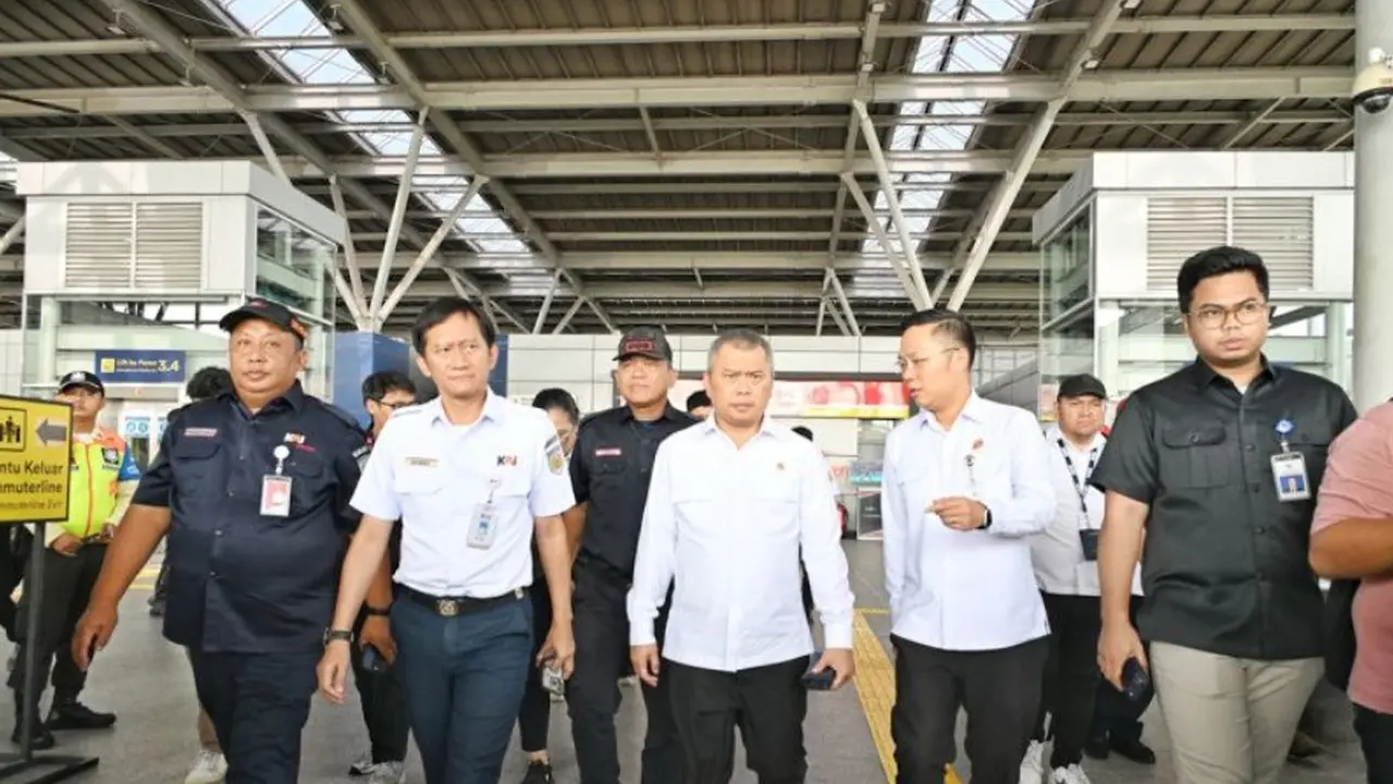 Menteri Perhubungan Dudy Purwagandhi didampingi Direktur Utama PT KAI (Persero) Bobby Rasyidin, dan Direktur Jenderal Perkeretaapian Kemenhub Allan Tandiono.