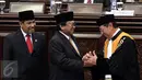 Ketua DPD RI Oesman Sapta Odang mendapat ucapan selamat usai pelantikan Pimpinan DPD RI di Komplek Parlemen, Senayan, Jakarta, Selasa (4/4). (Liputan6.com/Johan Tallo)