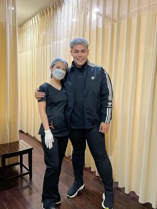 <p>Melalui beberapa foto, Ivan Gunawan memang terlihat makin langsing. Selama satu terakhir, transformasi Igun memang begitu terlihat perbedaan. [Foto: Instagram/ivan_gunawan]</p>