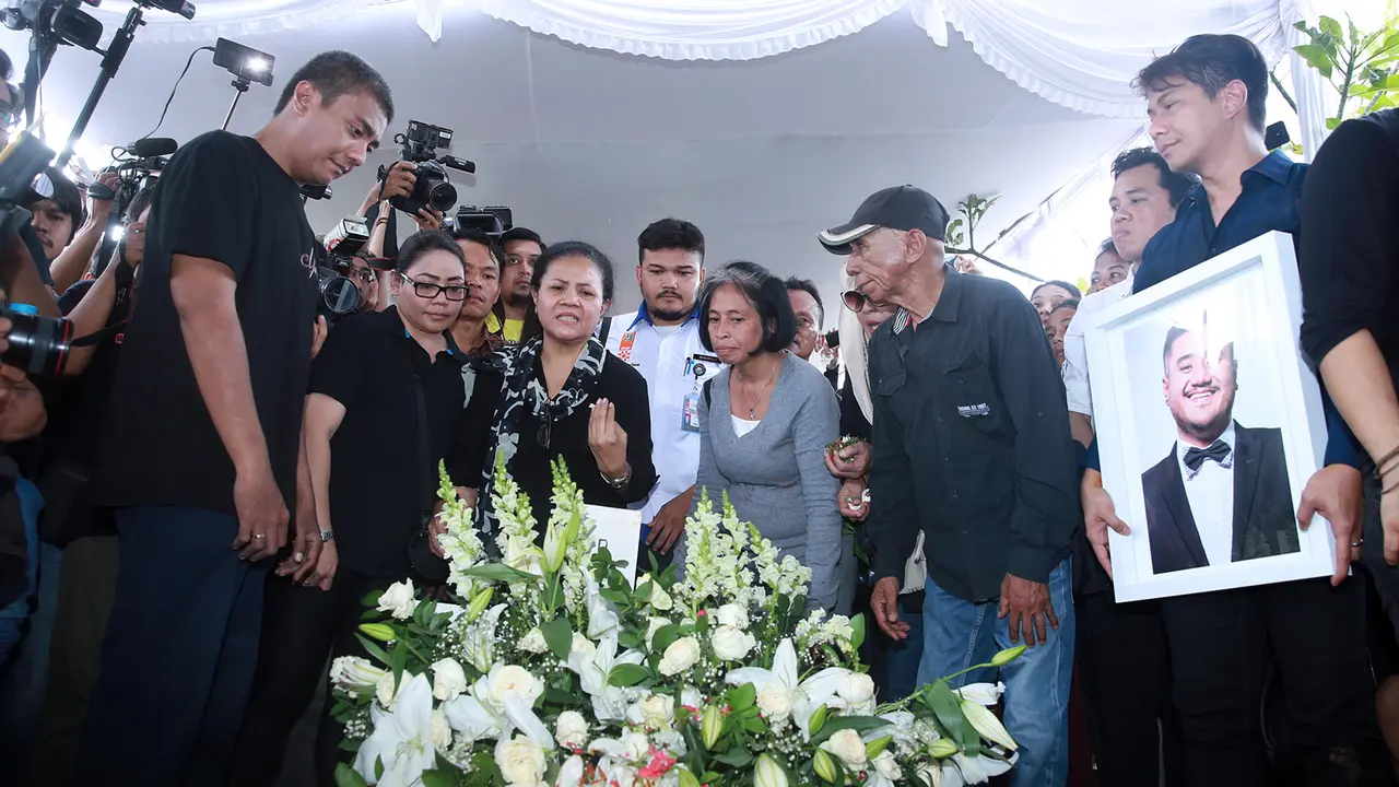 [Bintang] Suasana pemakaman Mike Mohede