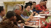 Ketua Dewan Pengarah BPIP Megawati Soekarnoputri saat berdialog dengan Presiden Jokowi di Istana Merdeka, Jakarta, Kamis (22/3). Megawati berharap dengan diubahnya Unit Kerja menjadi BPIP kinerja anggotanya bisa lebih baik. (Liputan6.com/Angga Yuniar)