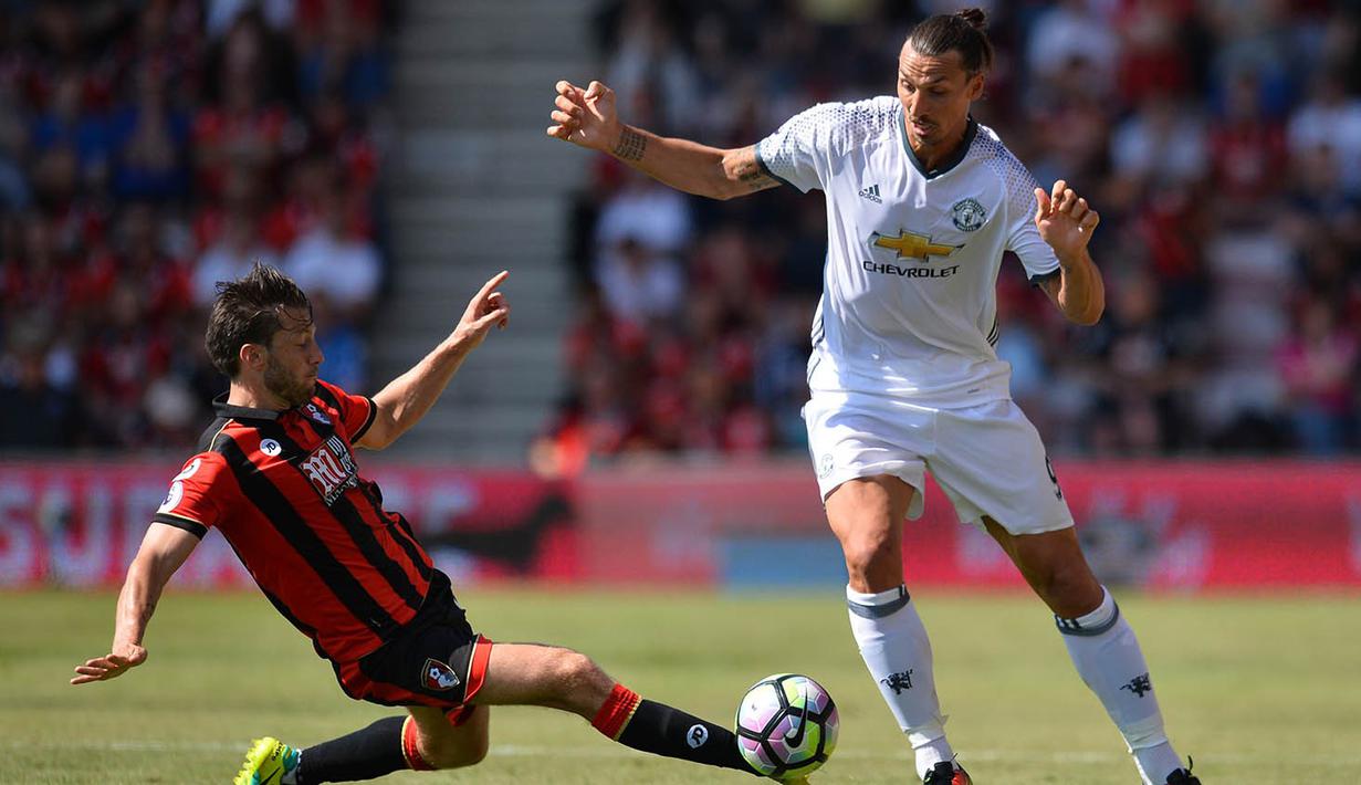 Penyerang Manchester United, Zlatan Ibrahimovic, berusaha melewati pemain Bournemouth, Harry Arter. Bagi Ibra ini merupakan kali pertama dirinya mencicipi kompetisi Liga Inggris. (AFP/Glyn Kirk)