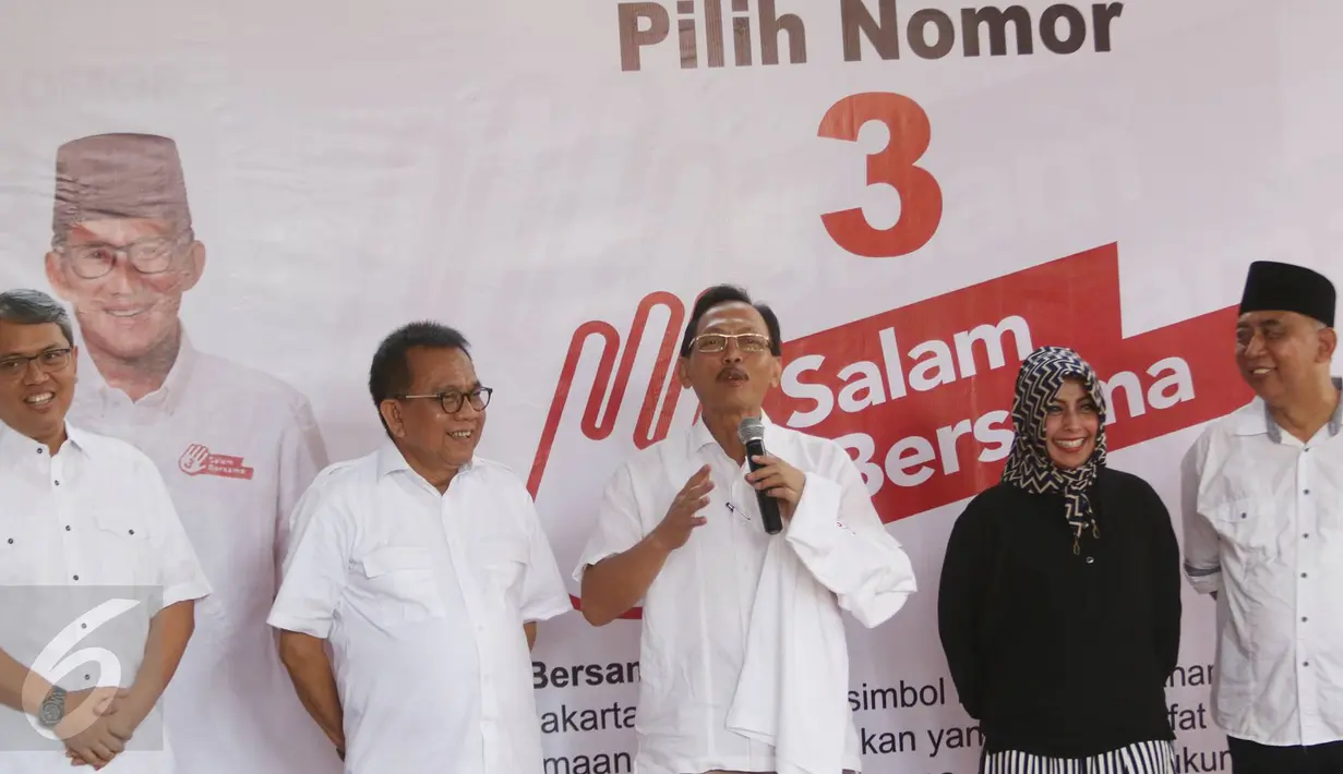 Ketua Badan Pemenangan Pemilu PAN DKI Johan Musyawa (tengah) menyampaikan kata sambutan saat hadir dalam deklarasi dukungan kepada Cagub dan Cawagub DKI Anies Baswedan - Sandiaga Uno di Jakarta, Rabu (22/2). (Liputan6.com/Immanuel Antonius)