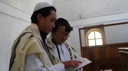 Sejumlah Yahudi Indonesia berdoa di Sinagoge Shaar Hasyamayim, Tondano, Sulawesi Utara, Senin (4/3). Sebagian besar Yahudi Indonesia tinggal di sudut terpencil Tanah Air. (Ronny Adolof Buol/AFP)