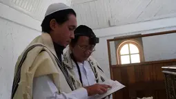 Sejumlah Yahudi Indonesia berdoa di Sinagoge Shaar Hasyamayim, Tondano, Sulawesi Utara, Senin (4/3). Sebagian besar Yahudi Indonesia tinggal di sudut terpencil Tanah Air. (Ronny Adolof Buol/AFP)