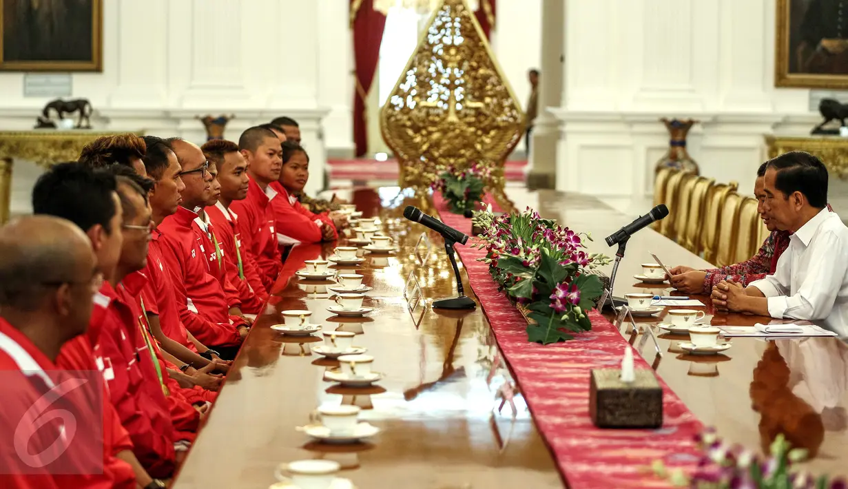 Suasana pertemuan saat Presiden Jokowi menerima Kontingen Indonesia untuk Olimpiade Rio 2016, di Istana Merdeka, Jakarta, Rabu (24/8). Presiden menerima kontingen didampingi Menpora Imam Nahrawi dan Ketua PBSI Gita Wirjawandi (Liputan6.com/Faizal Fanani)