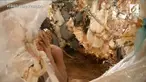Seorang pria dipasung oleh keluarganya sendiri selama puluhan tahun di tengah sampah. Ia dianggap membahayakan warga sekitar.