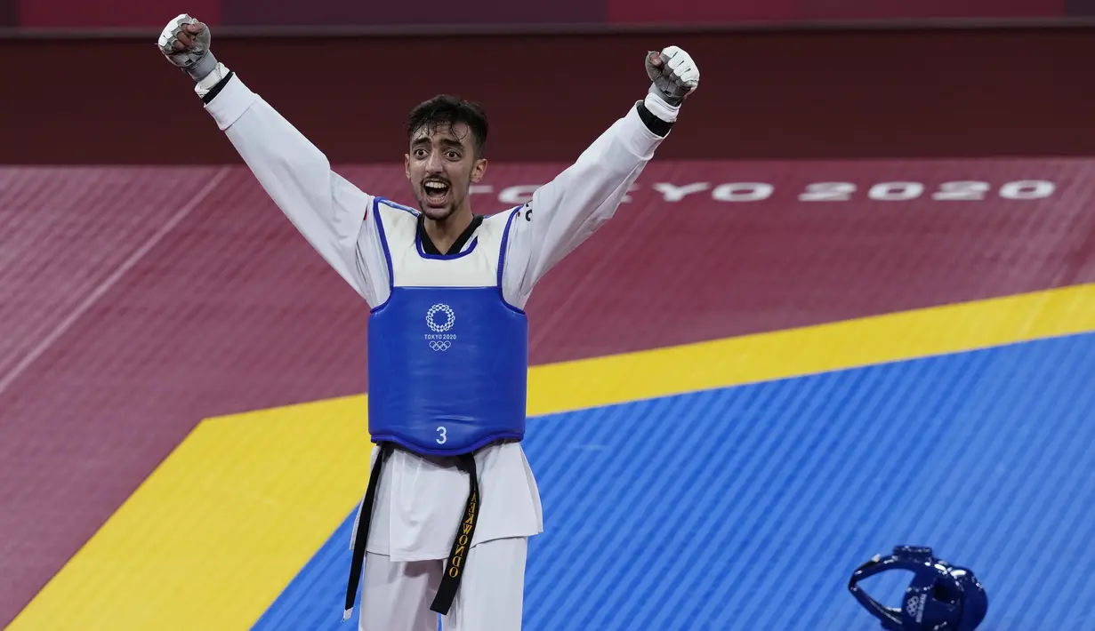 Khalil Jendoubi takluk saat menghadapi Vito Dell'Aquila dari Italia dalam laga final. Pertandingan berlangsung ketat sebelum sang lawan sukses mengalahkannya di menit-menit akhir. (Foto/AP/Themba Hadebe)