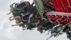 Pengunjung mengenakan masker saat menaiki rollercoaster Vortex di Siam Amazing Park, Bangkok, Thailand, Rabu (17/6/2020). Keseharian warga Bangkok berangsur normal setelah pemerintah terus melonggarkan pembatasan terkait pandemi virus corona COVID-19. (AP Photo/Sakchai Lalit)