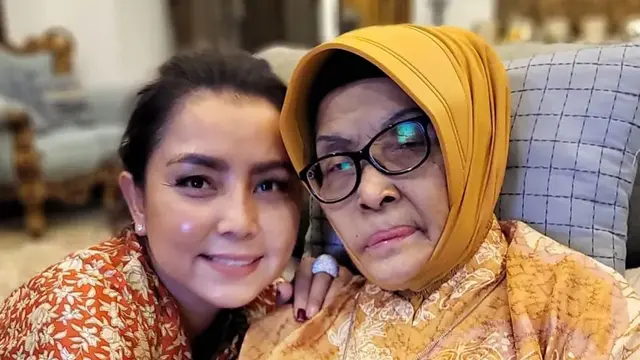 Larasatun ibunda Mayangsari.